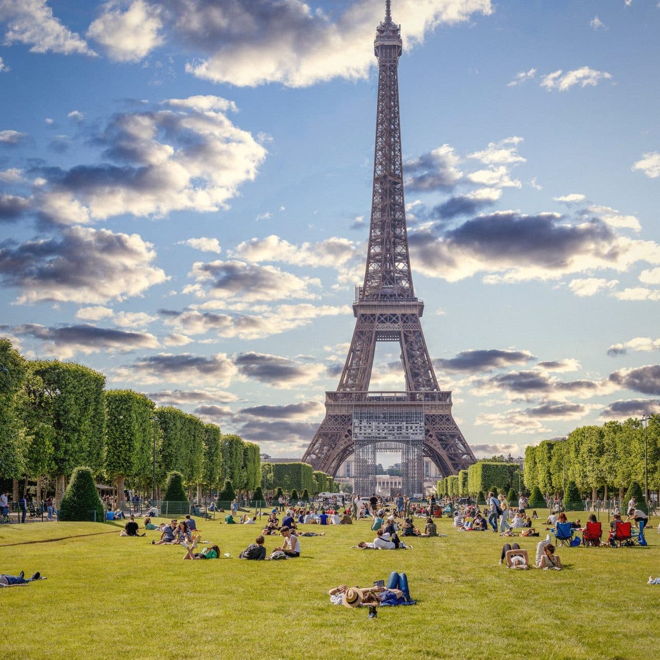 Picnics on the Champ de Mars below the Eiffel Tower